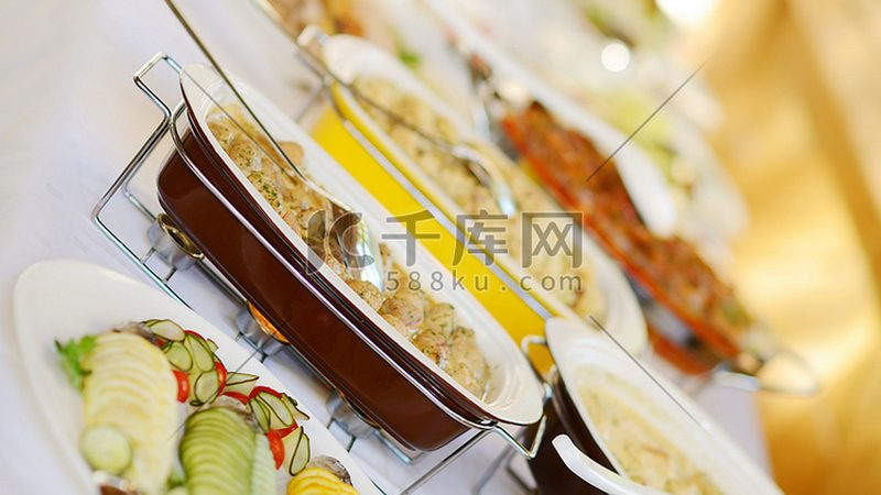 签订加盟代理合同时，要仔细阅读合同条款，关注以下内容：