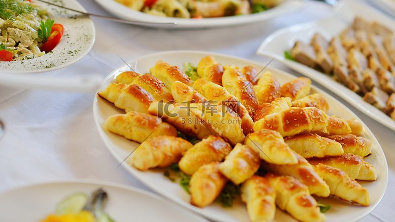 小包装蜜饯果干作为一种方便携带的休闲食品，其规格多样，主要分为以下几类：